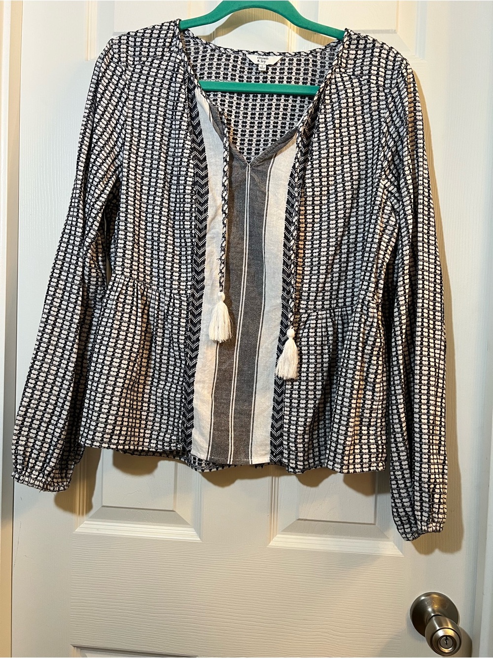 🦋 crown & ivy Black and White Tassel Peasant Blouse size large